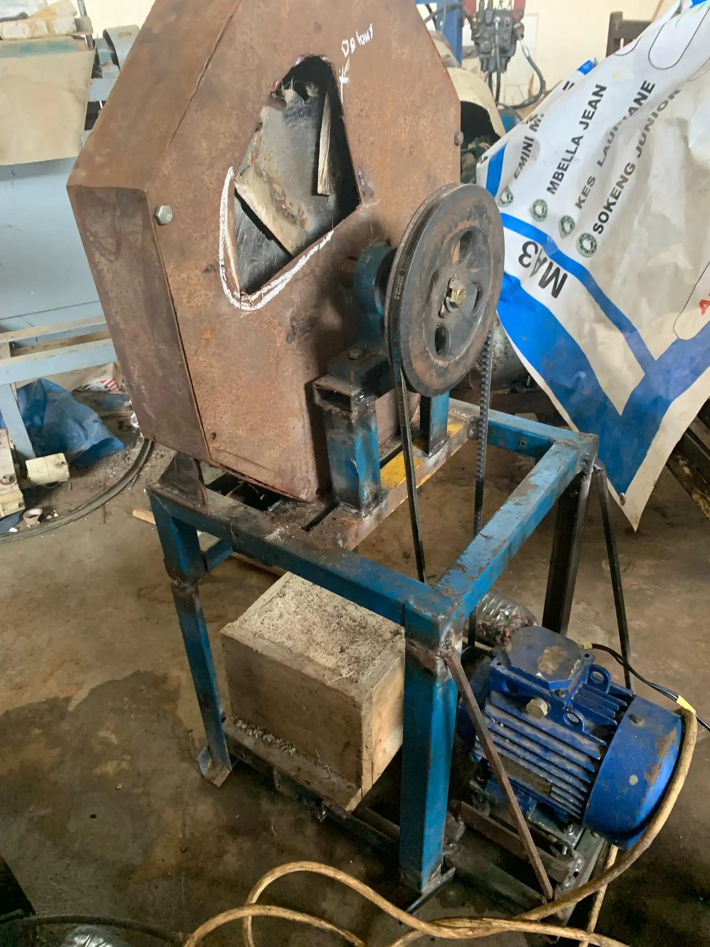 Banana-pseudostem shredding machine
